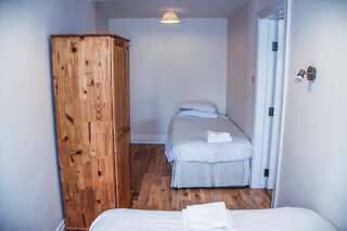 Отели типа «постель и завтрак» Railway Inn Баллинроб Cемейный номер с собственной ванной комнатой-4