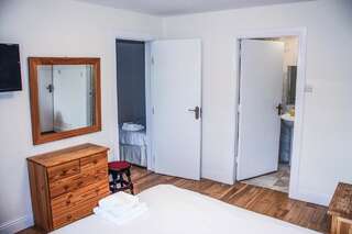 Отели типа «постель и завтрак» Railway Inn Баллинроб Cемейный номер с собственной ванной комнатой-6