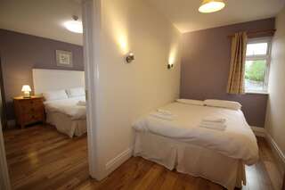 Отели типа «постель и завтрак» Railway Inn Баллинроб Cемейный номер с собственной ванной комнатой-8