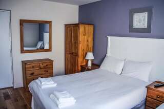Отели типа «постель и завтрак» Railway Inn Баллинроб Двухместный номер с двуспальной кроватью и дополнительной кроватью-1